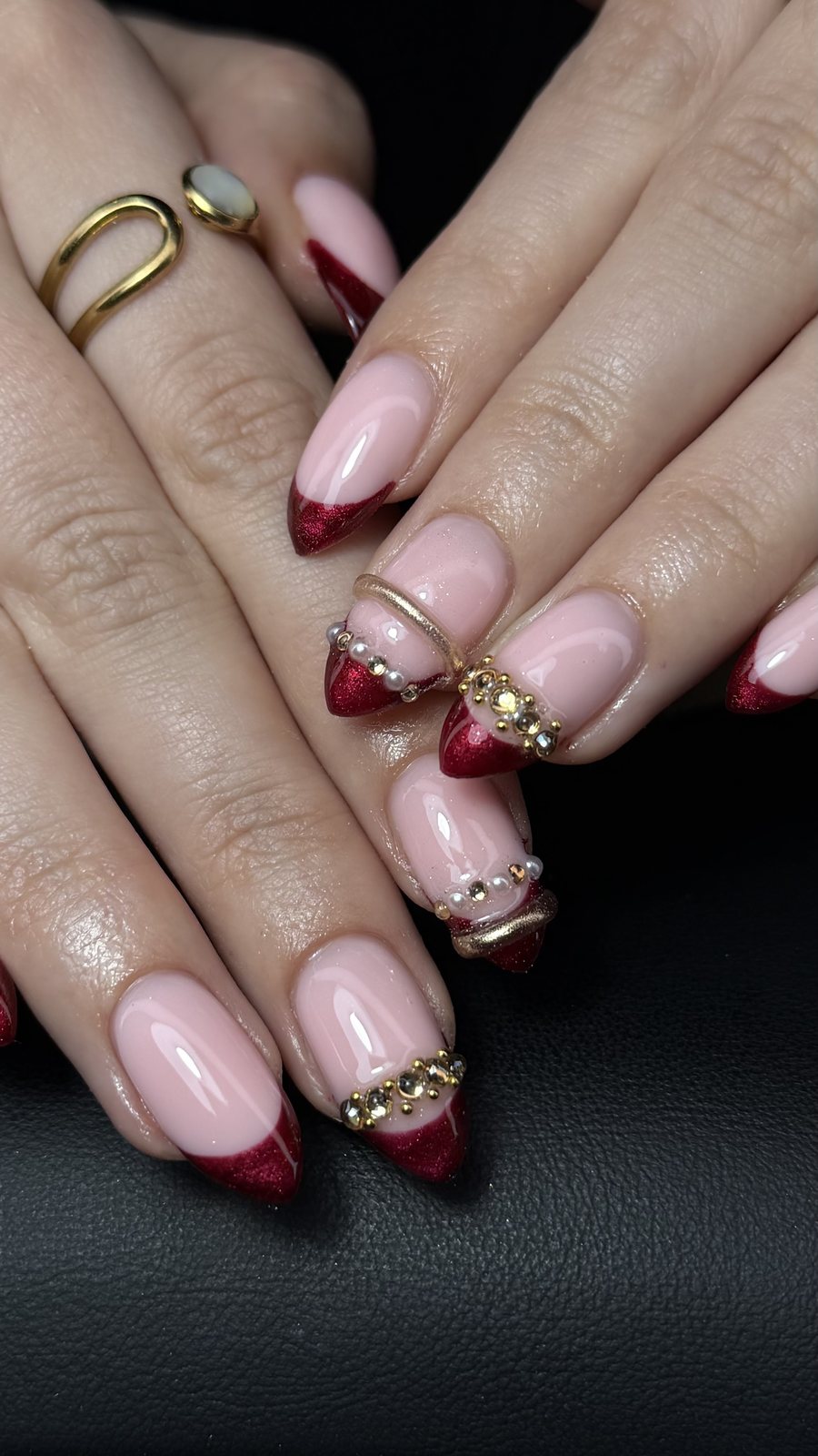 Roze French met diepe rode tips en gouden bedeltjes