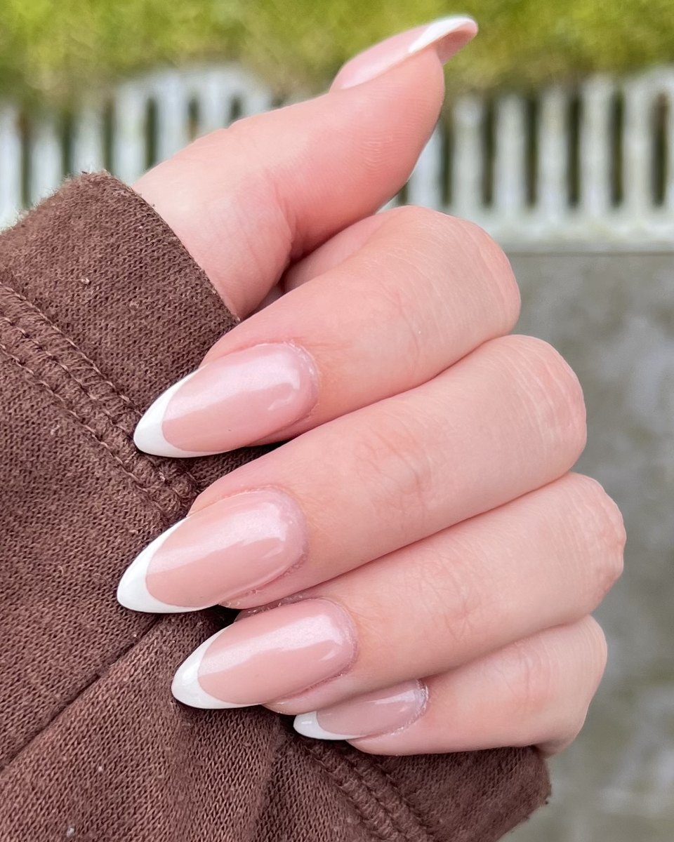 Babyboomer French op amandelnagels, foto van een klant