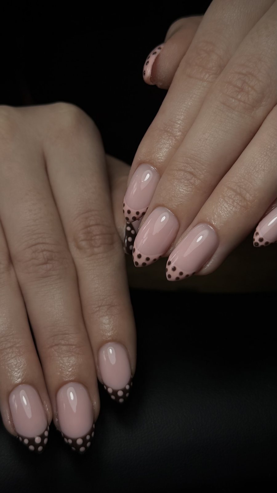 Nude met bruine stipjes op de tip