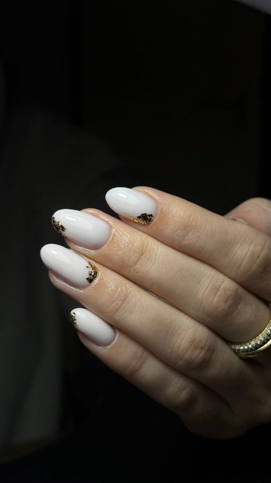 Witte nagels met gouden vlokjes