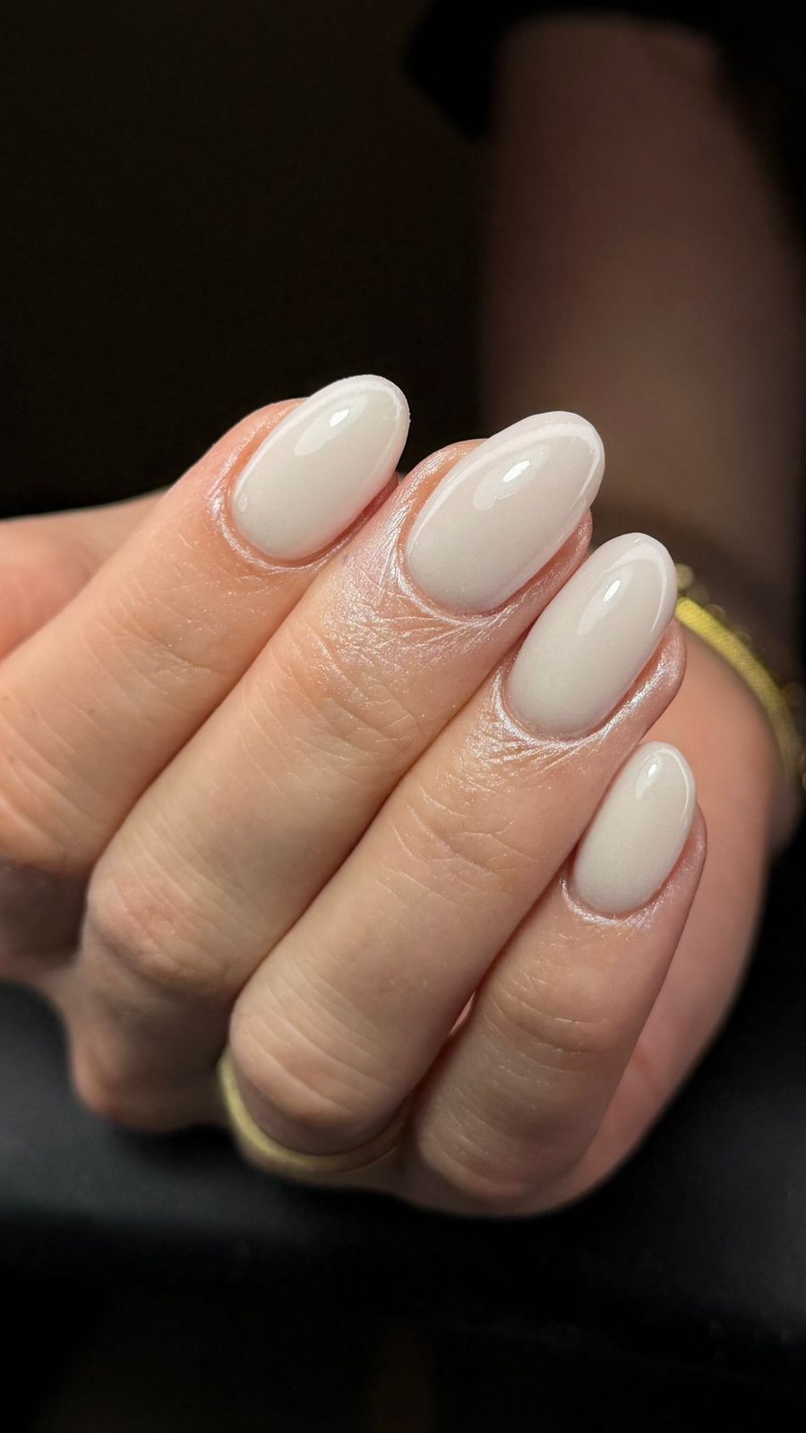 Melkwitte nude amandelnagels